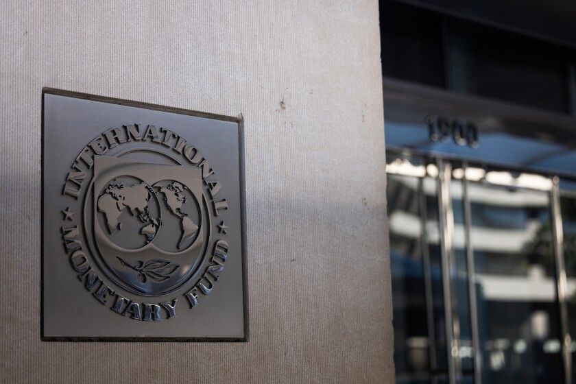 Kansainvälisen valuuttarahaston (IMF) logo harmaalla seinällä.
